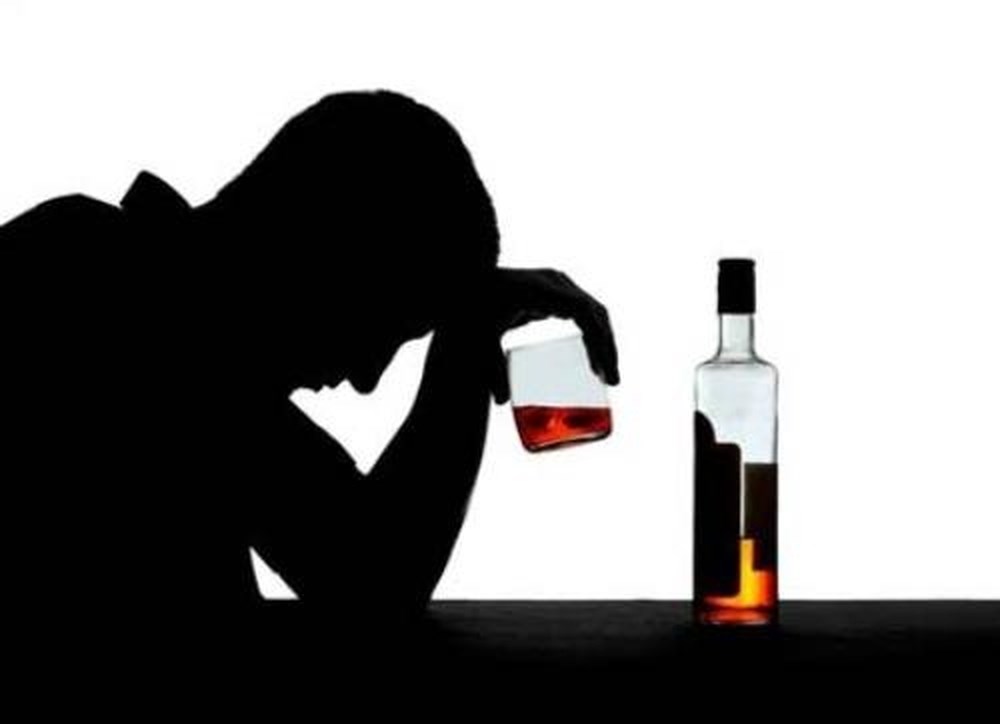 Bức ảnh liên quan đến phạm tội, say rượu sẽ khiến bạn thấu hiểu rõ hơn về tác động xấu của cơn say rượu đến cuộc sống và sự nghiệp của một người. Từ đó, bạn sẽ nhận ra tầm quan trọng của sự kiểm soát bản thân trong việc uống rượu.