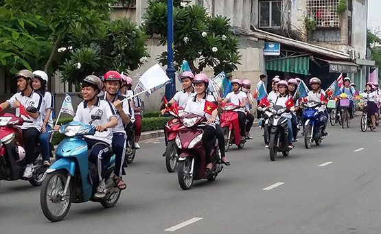 Mức phạt cho người lái xe khi chưa đủ tuổi - LuatVietnam ( https://luatvietnam.vn › hanh-chinh ) 