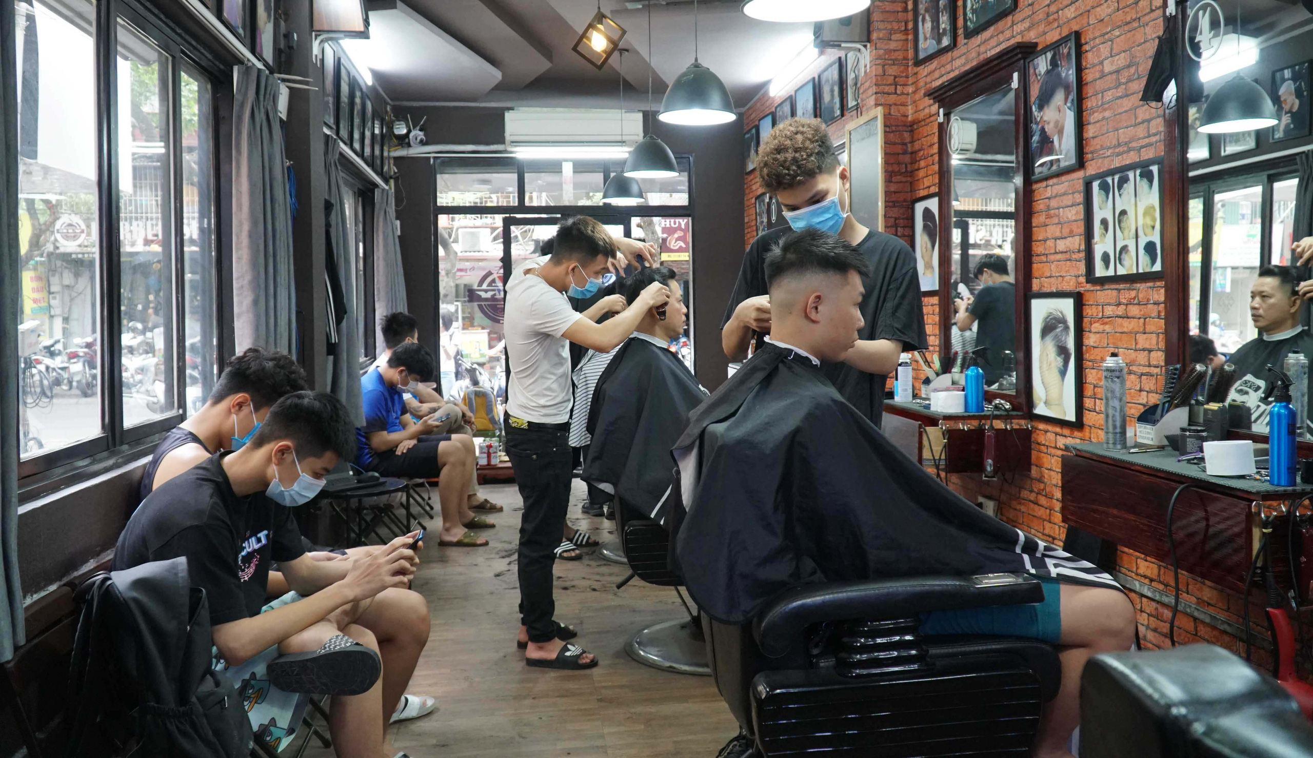Học cắt tóc nam bao nhiêu tiền Giá rẻ không Cập nhật bảng giá mới