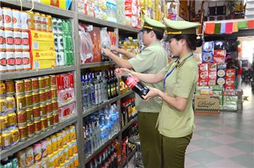 Mức phạt với người buôn bán bánh kẹo, thực phẩm giả ngày Tết