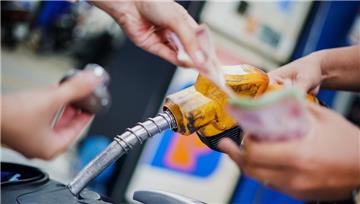 Cây xăng găm hàng để trục lợi có thể bị xử lý hình sự?