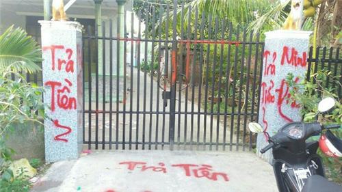 Ném mắm tôm, tạt sơn để đòi nợ có bị phạt?